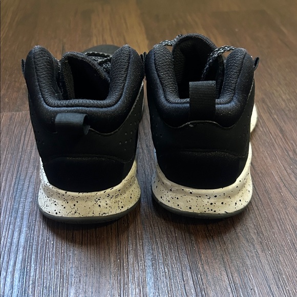 Adidas Kids Cross 'Em Up 5 Wide basketball shoes Black/Gold/White, size 12.5K - Picture 4 of 7